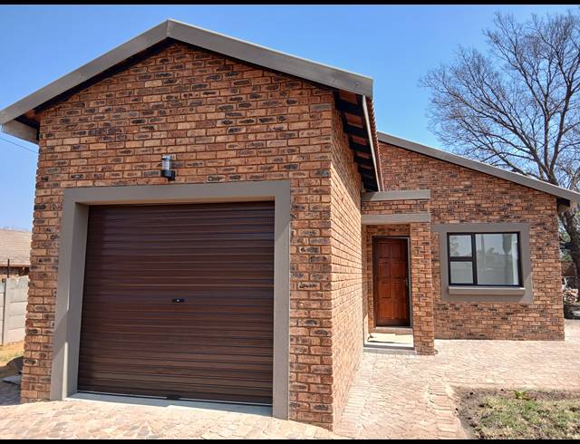 3 BEDROOM FREEHOLD FOR SALE IN DERSLEY